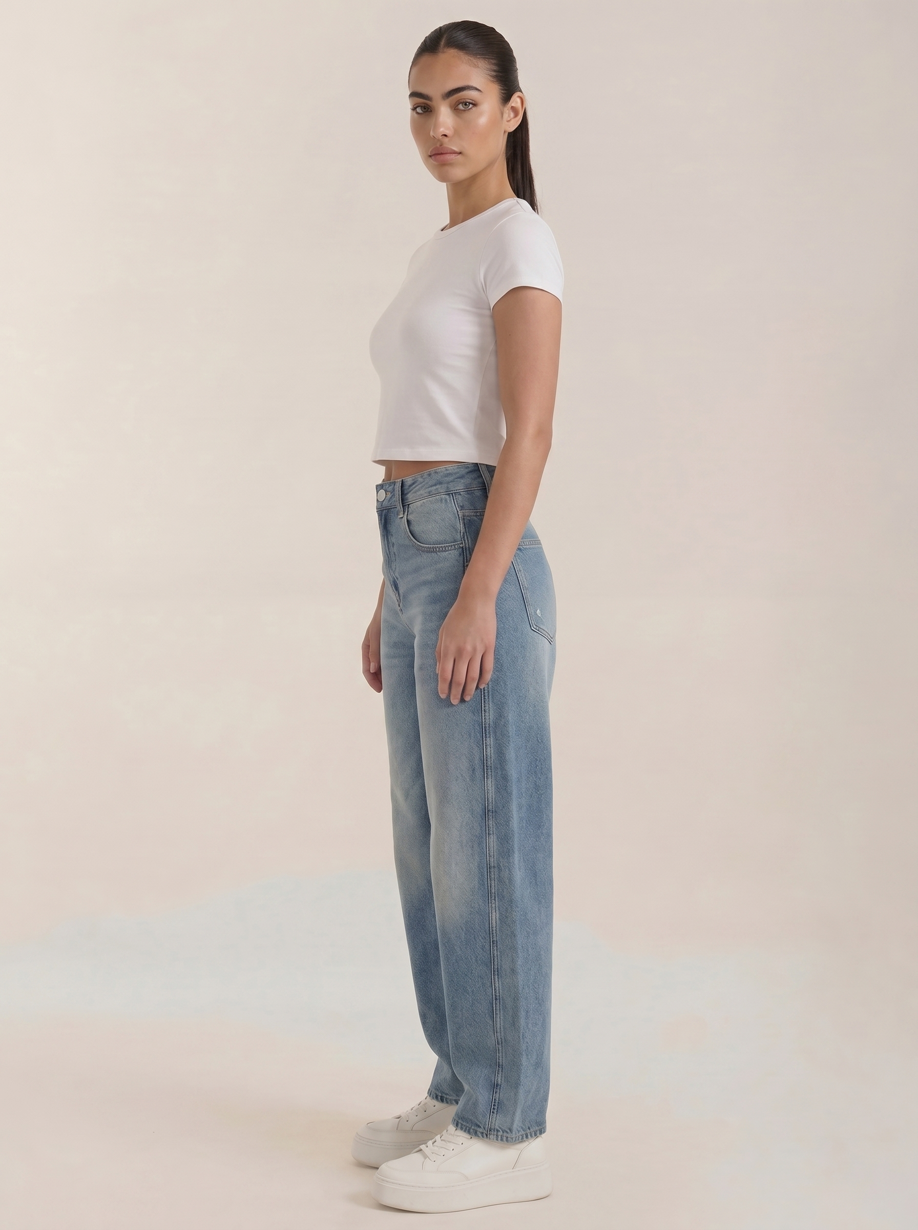 Women’s wide-leg jeans in light blue wash, button fly, belt loops, side pockets.
